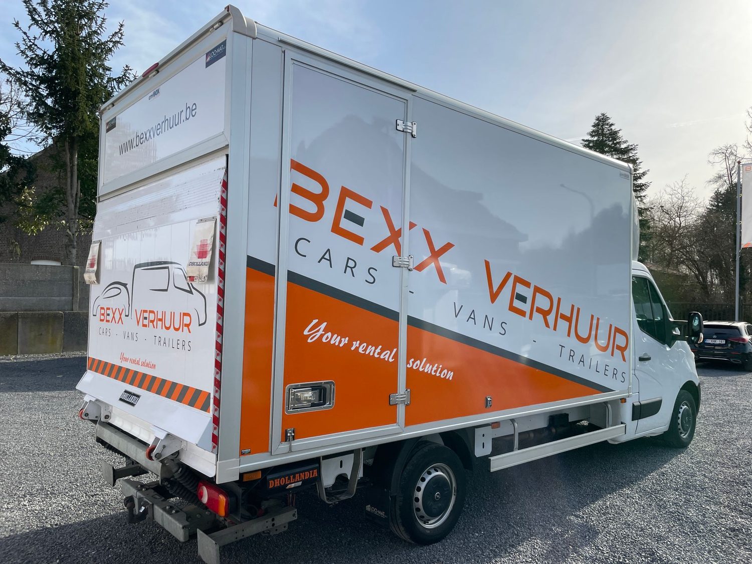 De laadbrug achteraan een bakwagen van BEXX