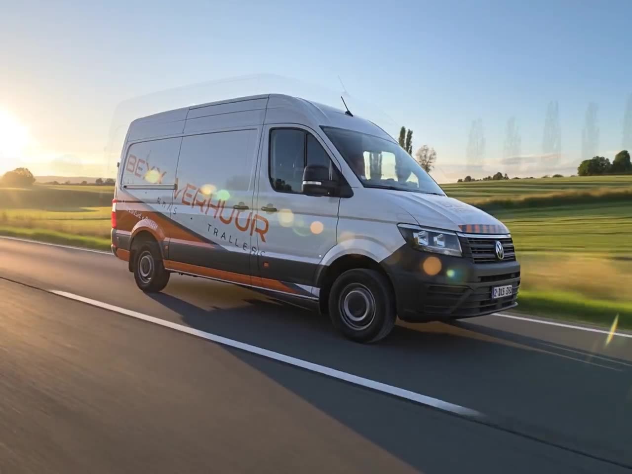 Een bestelwagen van BEXX Verhuur onderweg op de baan