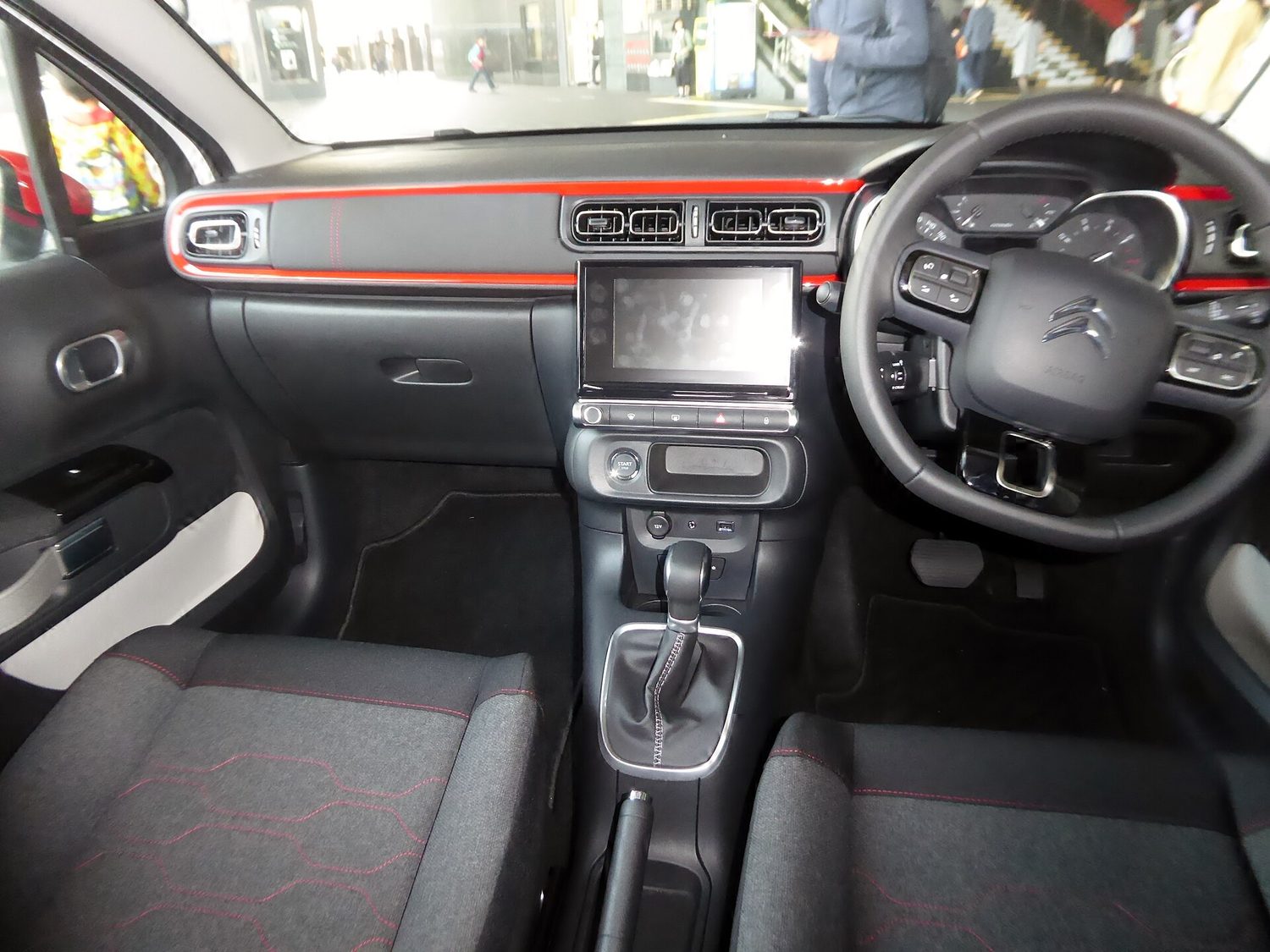 Het interieur van een Citroen C3 van dezelfde generatie. Illustratiebeeld, de uitvoering in de vloot kan verschillen.