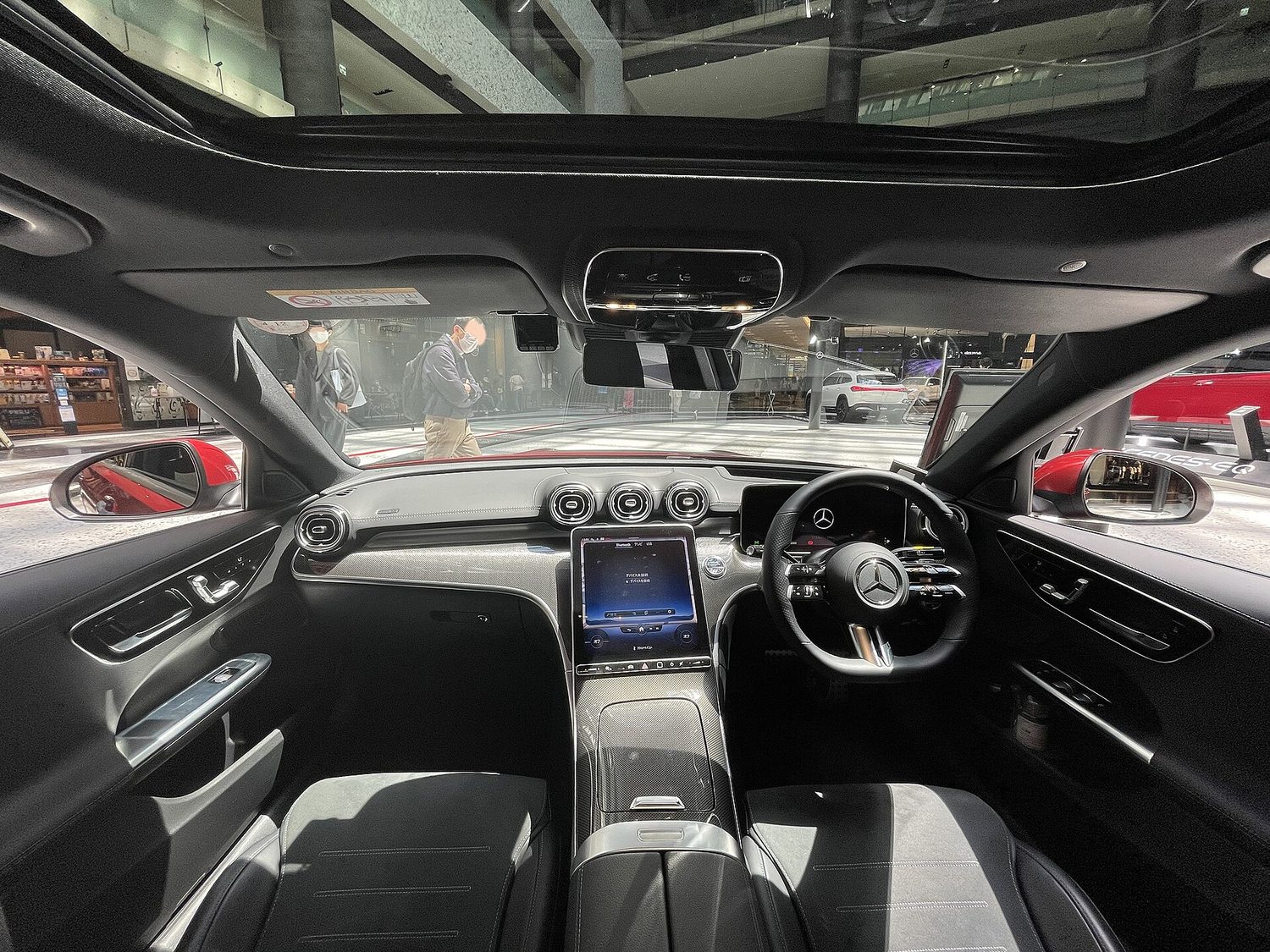 Het interieur van een Mercedes C-Klasse van dezelfde generatie. Illustratiebeeld, de uitvoering in de vloot kan verschillen.