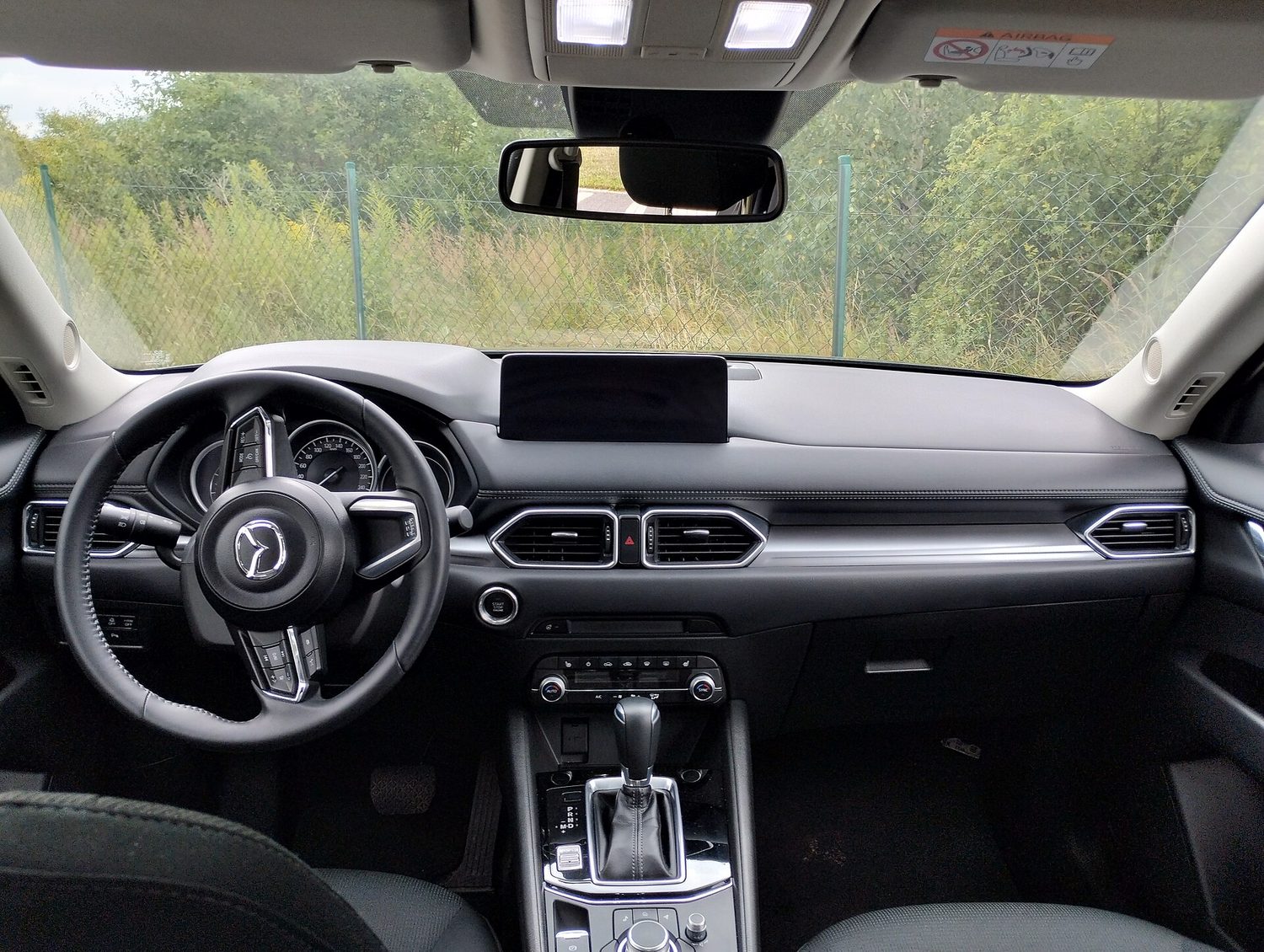 Het interieur van een Mazda CX-5 van dezelfde generatie. Illustratiebeeld.