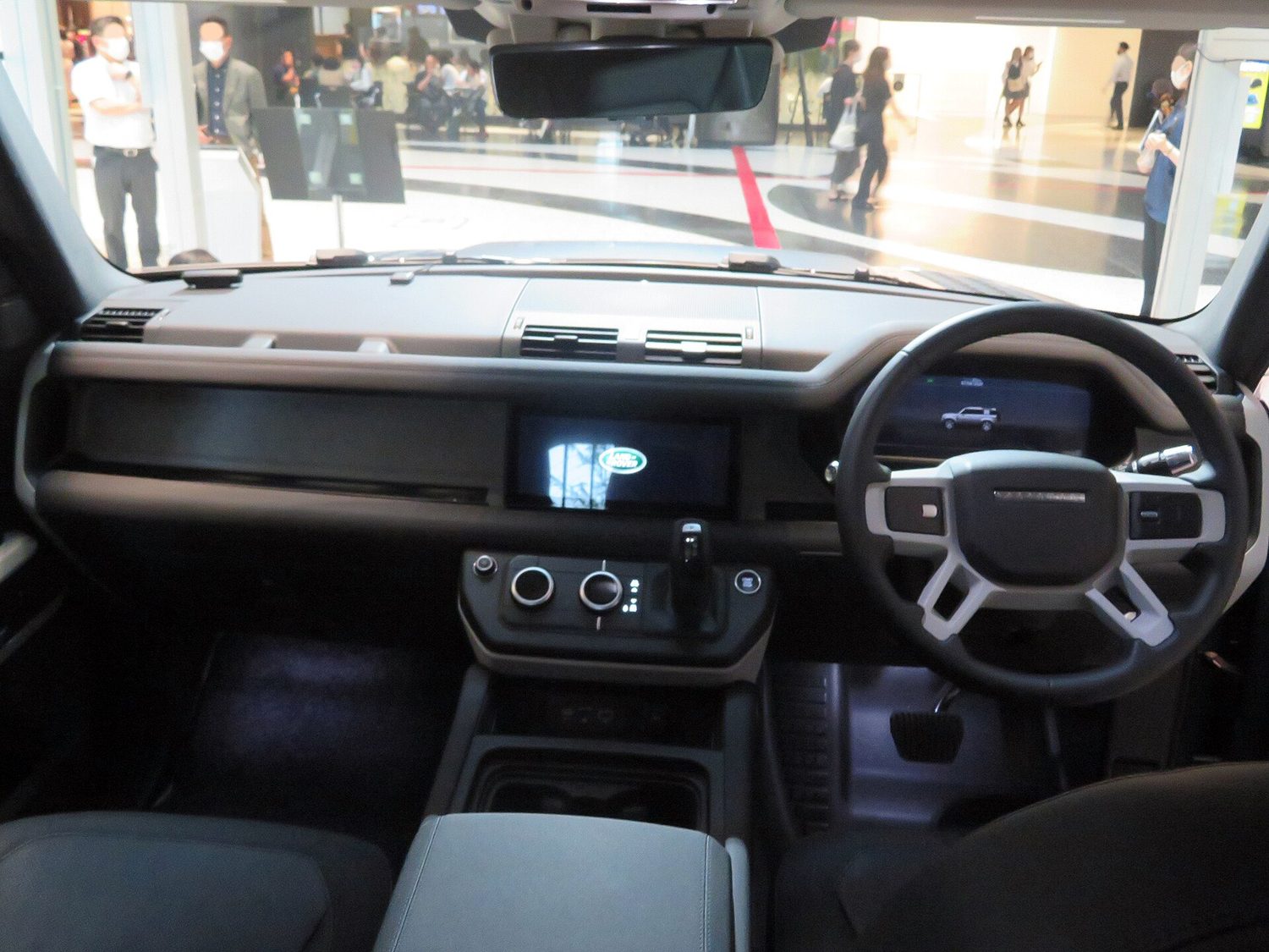 Het interieur van een Defender 110. Illustratiebeeld, de uitvoering in de vloot kan verschillen.