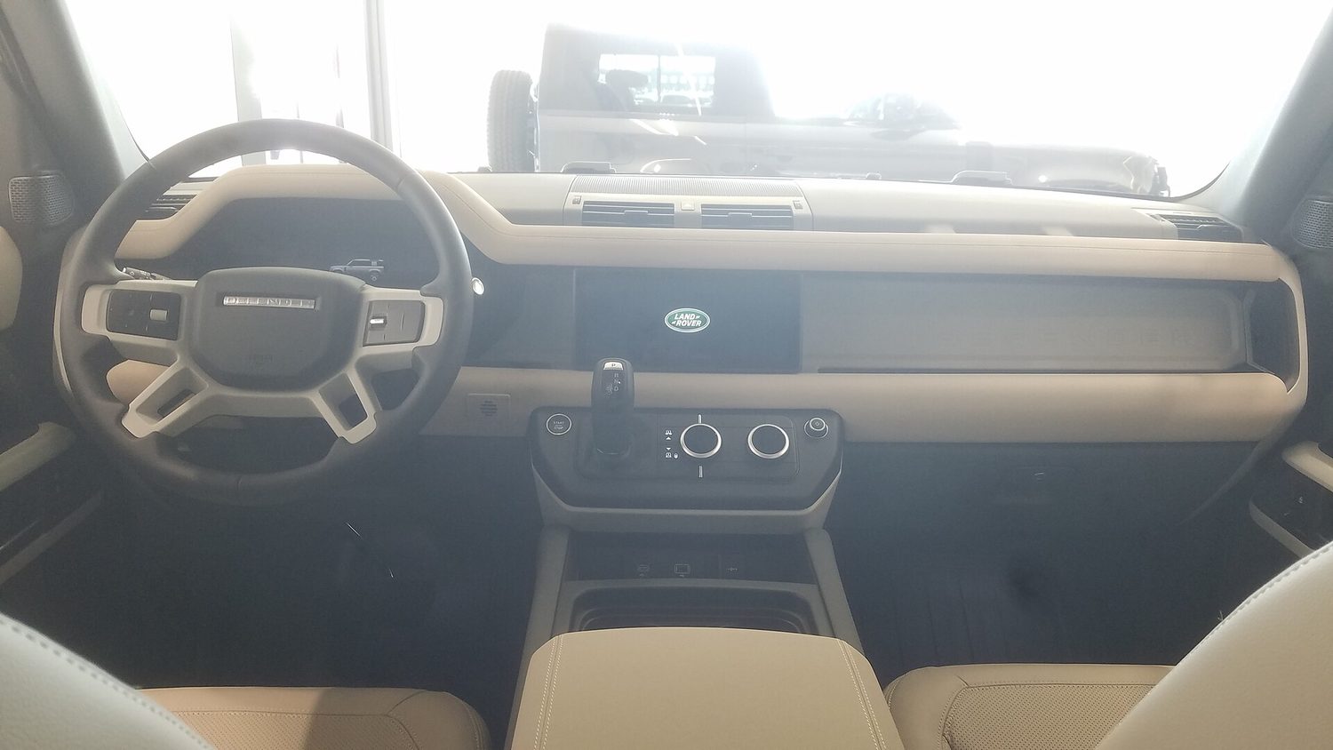 Het dashboard van een Land Rover Defender van dezelfde generatie. Illustratiebeeld.