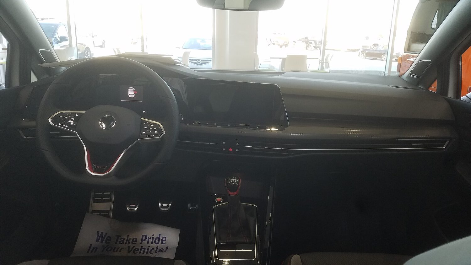 Het dashboard van een Volkswagen Golf 8. Illustratiebeeld van een GTI-uitvoering, de wagen in de vloot is een andere uitvoering.