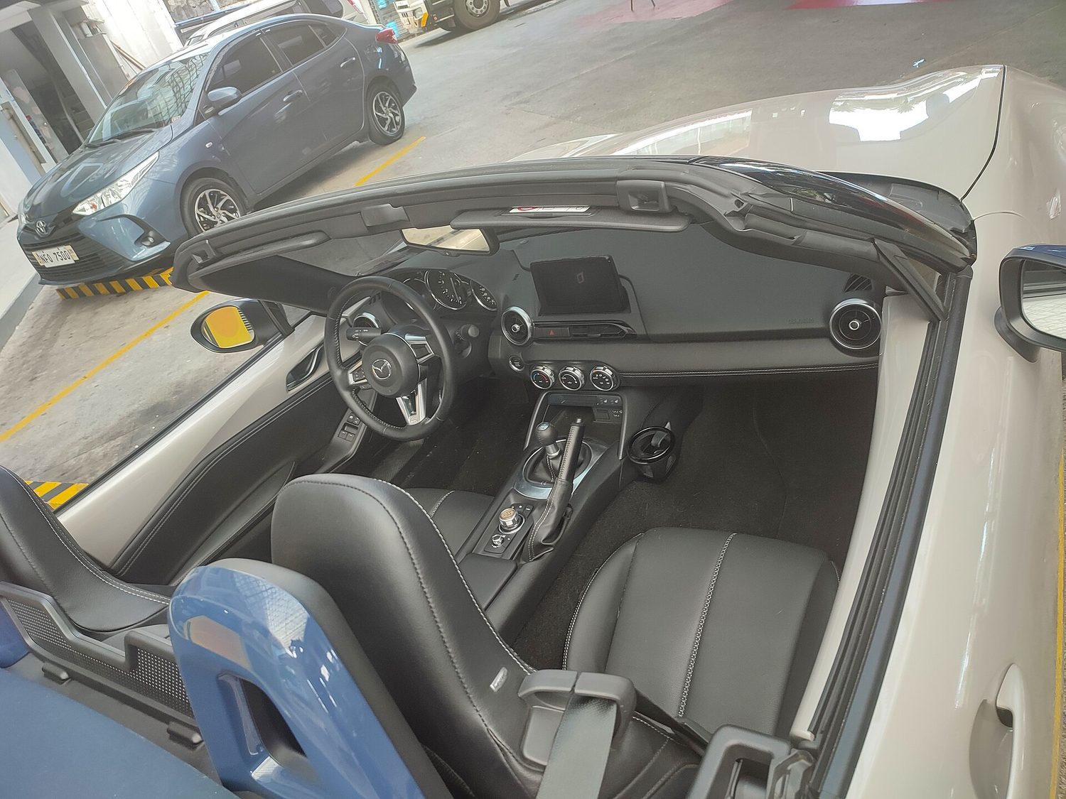Het interieur van een Mazda MX-5 van dezelfde generatie. Illustratiebeeld.