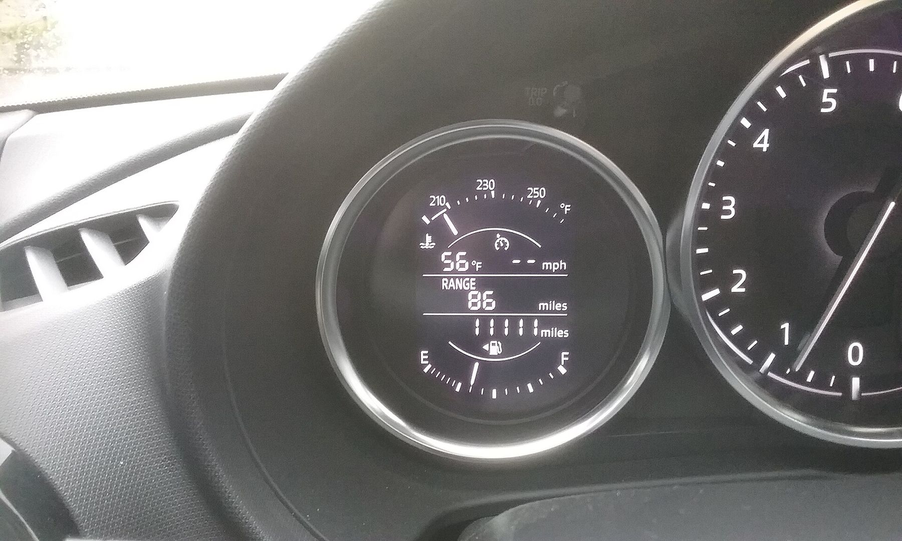 De tellers van een MX-5 van dichtbij (beeld van het model)