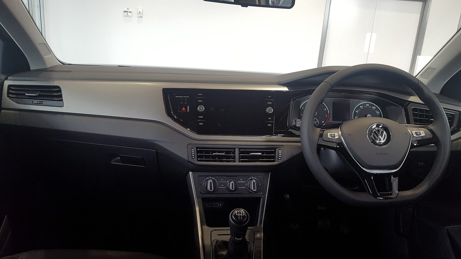 Het interieur van een Volkswagen Polo van dezelfde generatie. Illustratiebeeld, de uitvoering in de vloot kan verschillen.