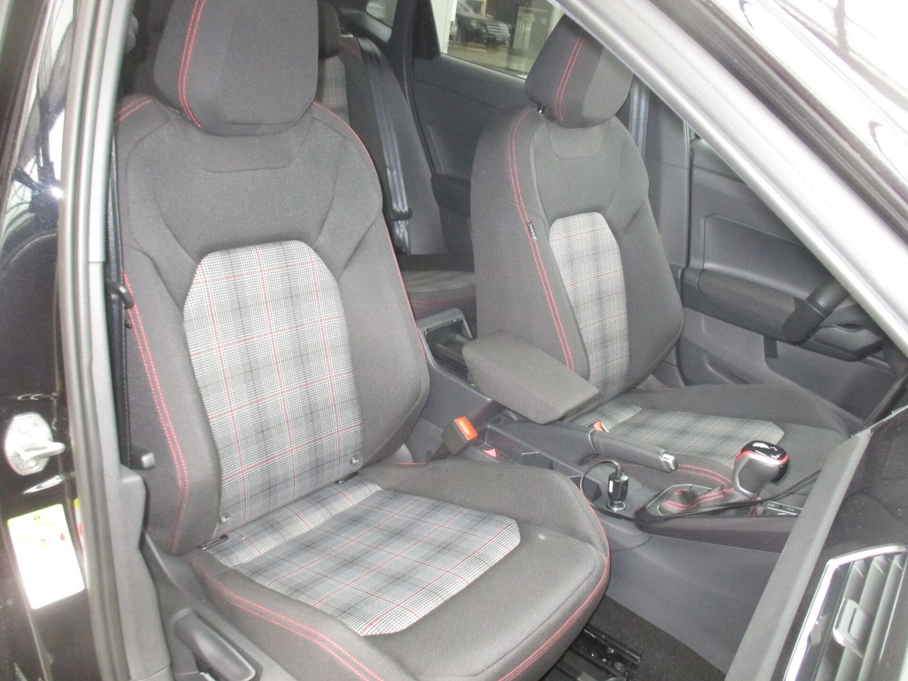 De voorstoelen van een Polo GTI, met ruitbekleding. De wagen in de vloot is geen GTI (beeld van het model)