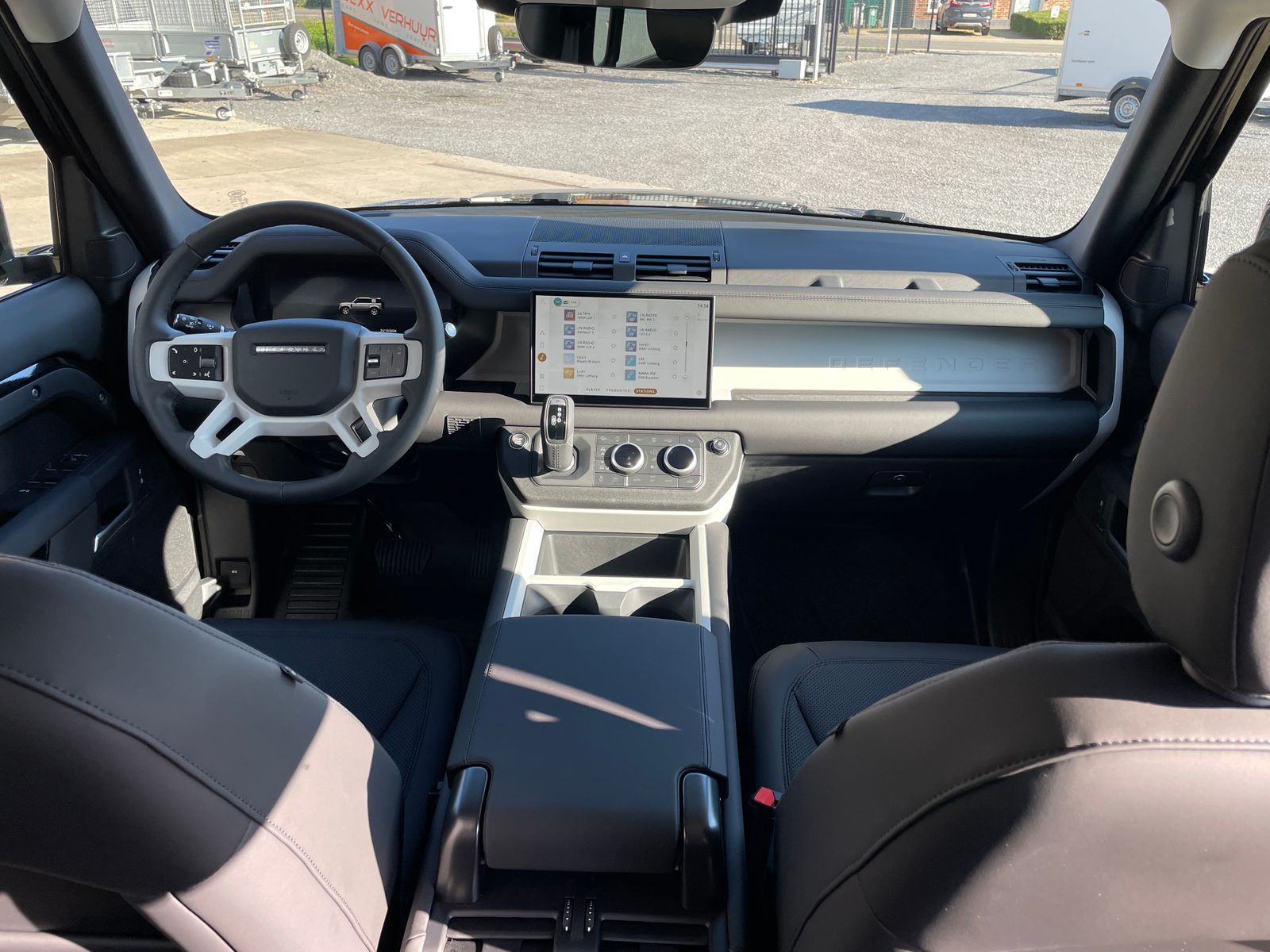 Het interieur van achteruit gezien, met het dashboard en de twee voorstoelen