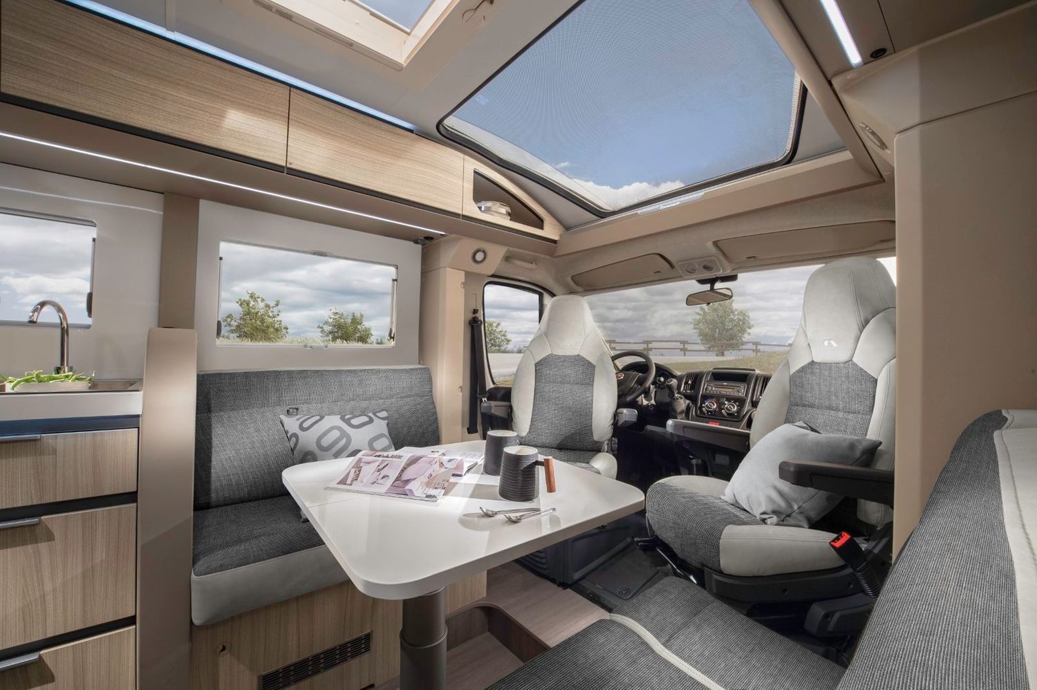 De dinette van de Compact 60 Years, met kastkleppen in houttint