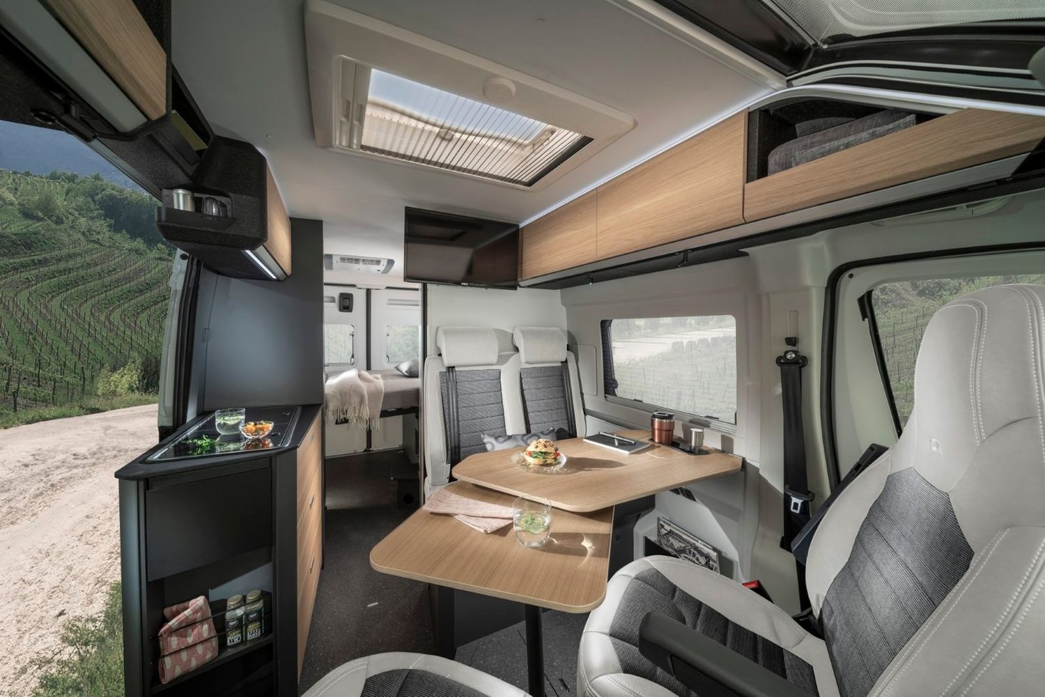 De leefruimte van de Twin 60 Years, met houtdecor en panoramisch dakraam