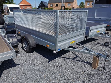 Een aanhangwagen met loofhekken bij BEXX Verhuur