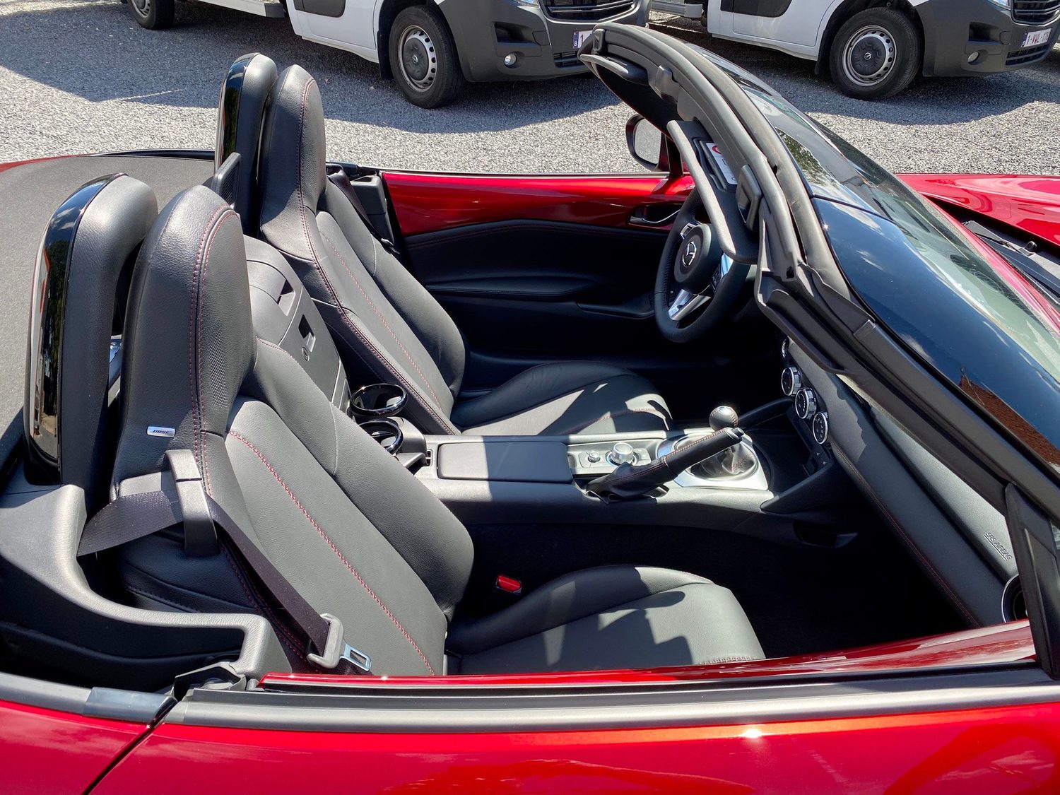 Het interieur van de Mazda MX-5 van BEXX Verhuur