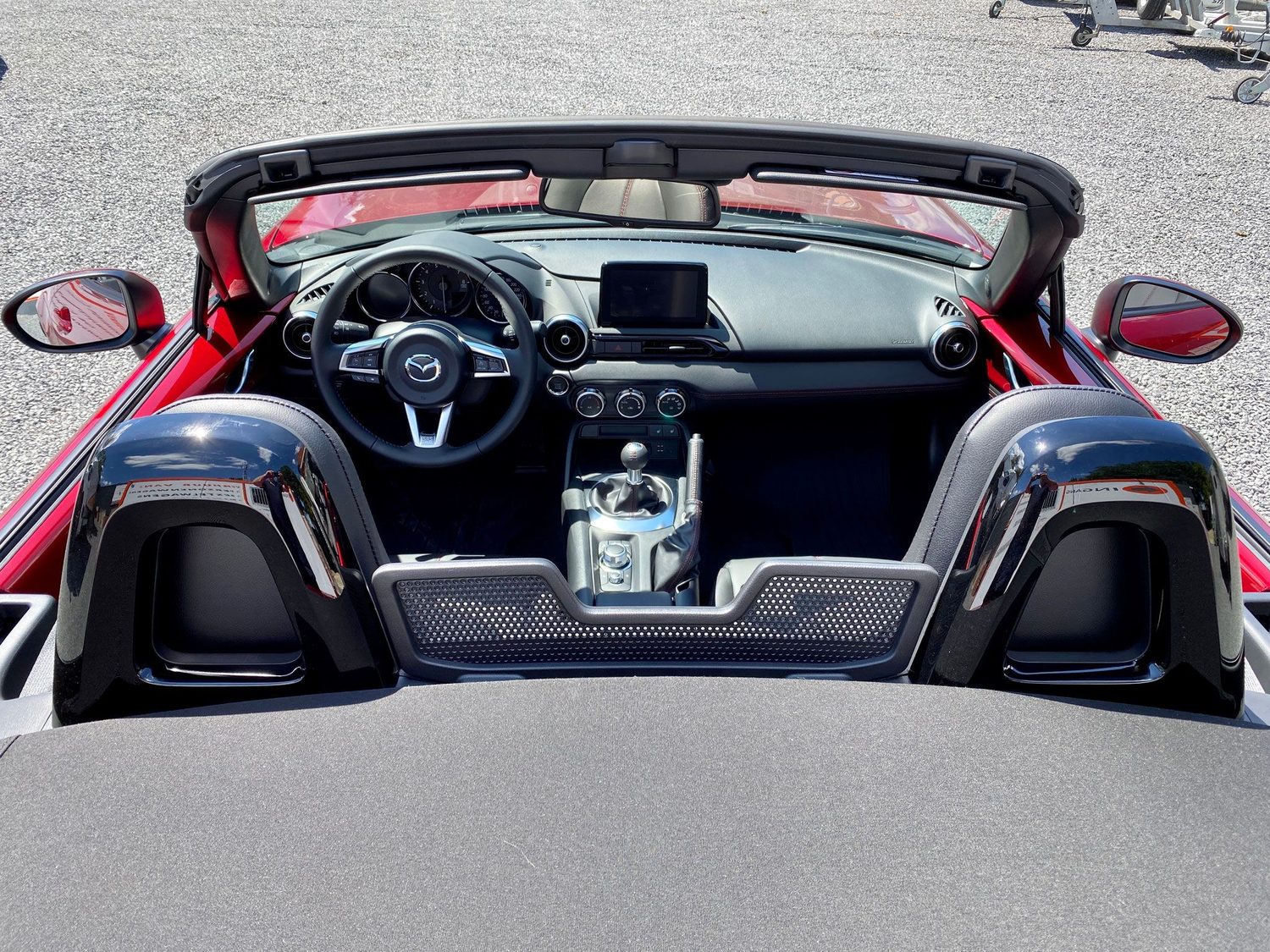 Het dashboard van de Mazda MX-5 van BEXX Verhuur