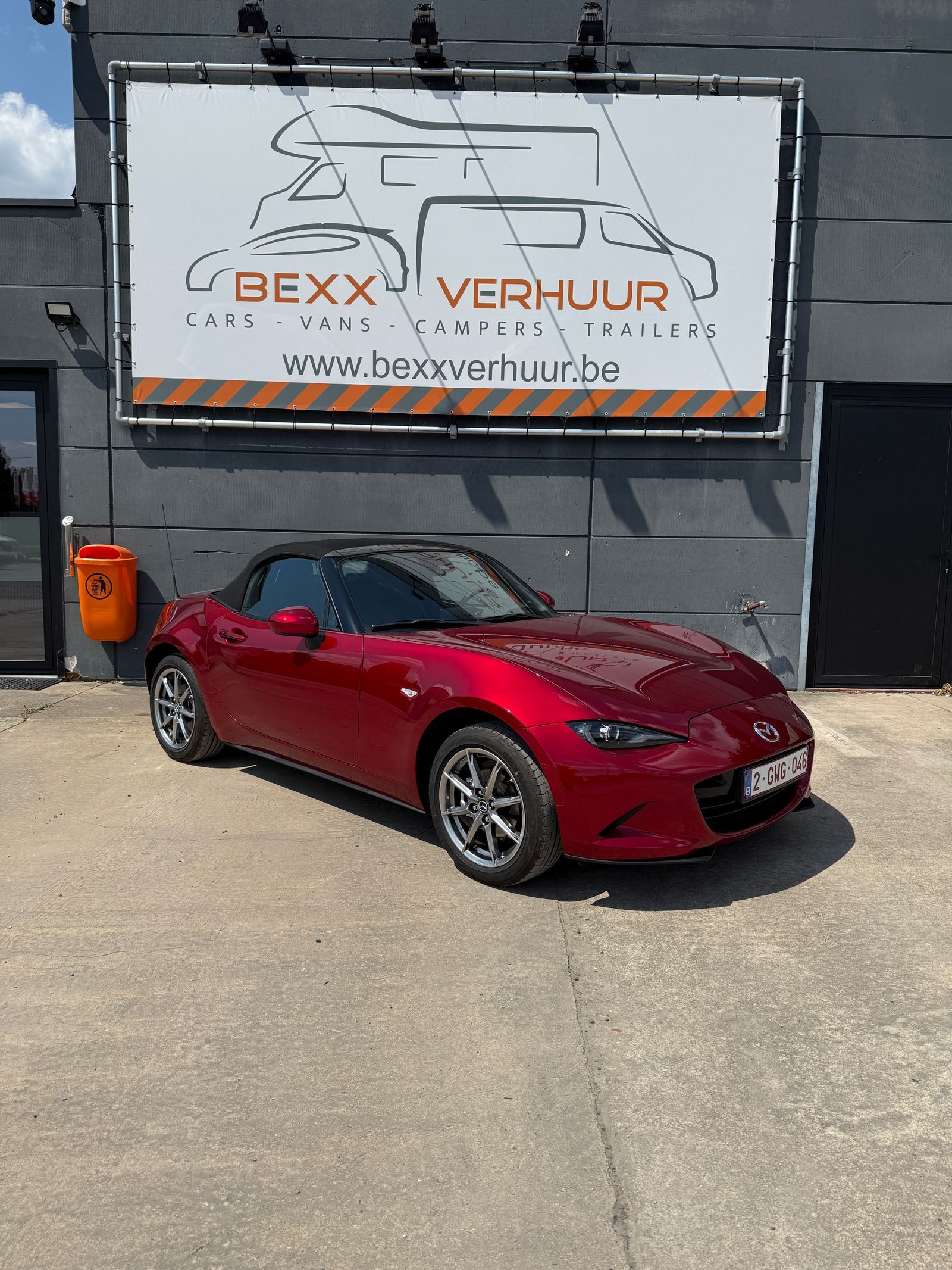 Dezelfde MX-5 van opzij, met het dak dicht