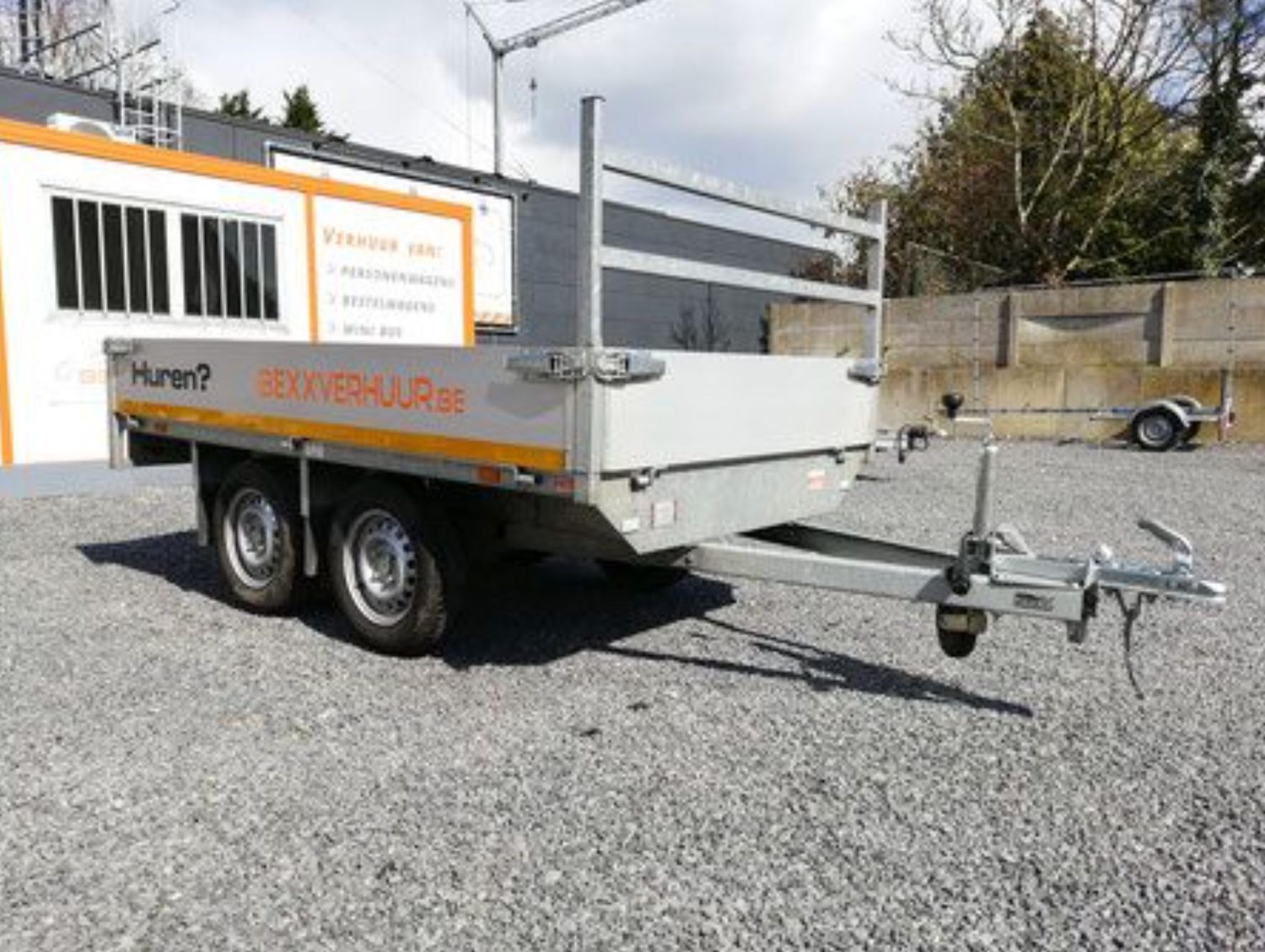 De plateauwagen met neergeklapte wanden