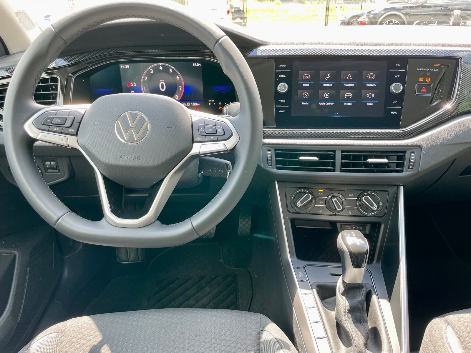Het dashboard met het digitale instrumentenscherm en de touchscreen ernaast