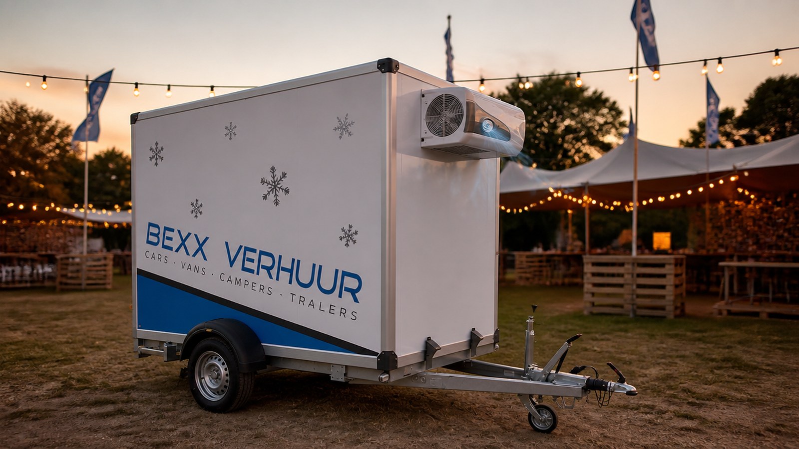 De koeltrailer van 7 m³ op een festivalterrein bij valavond (beeld van het model)