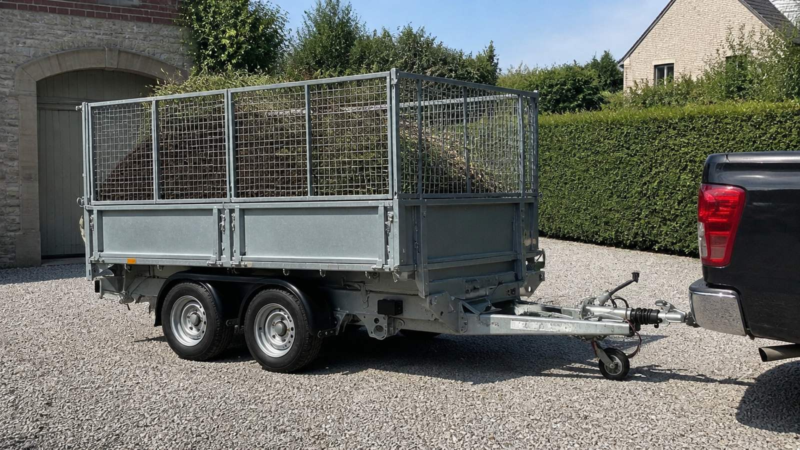 De kipper gekoppeld achter een wagen op een oprit (beeld van het model)