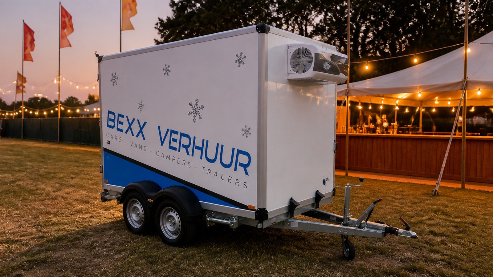 De koeltrailer van 10 m³ op een festivalterrein bij valavond (beeld van het model)