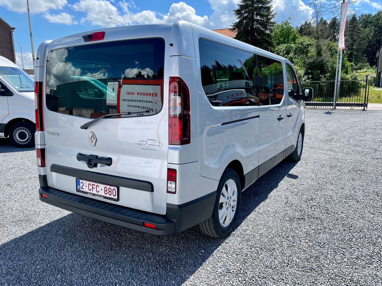 Dezelfde minibus van achteren, met de hoge achterklep