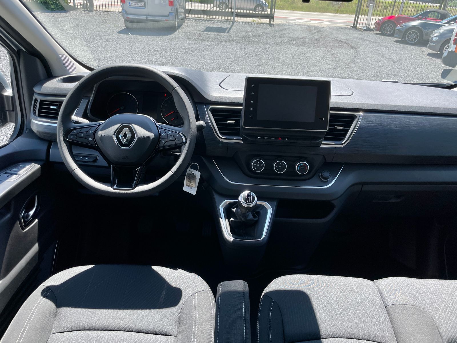 Het dashboard met de touchscreen in het midden en de pook aan het dashboard