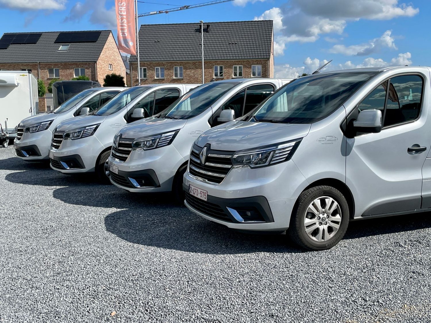 De minibussen van BEXX Verhuur op de parking in Boutersem