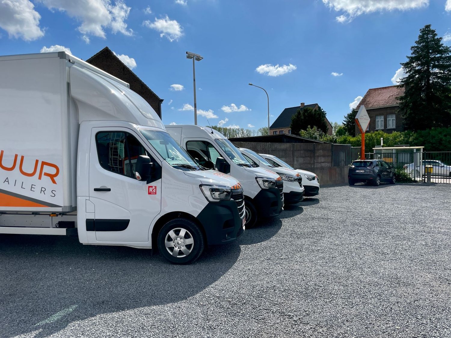De verhuiswagens van BEXX Verhuur op de parking