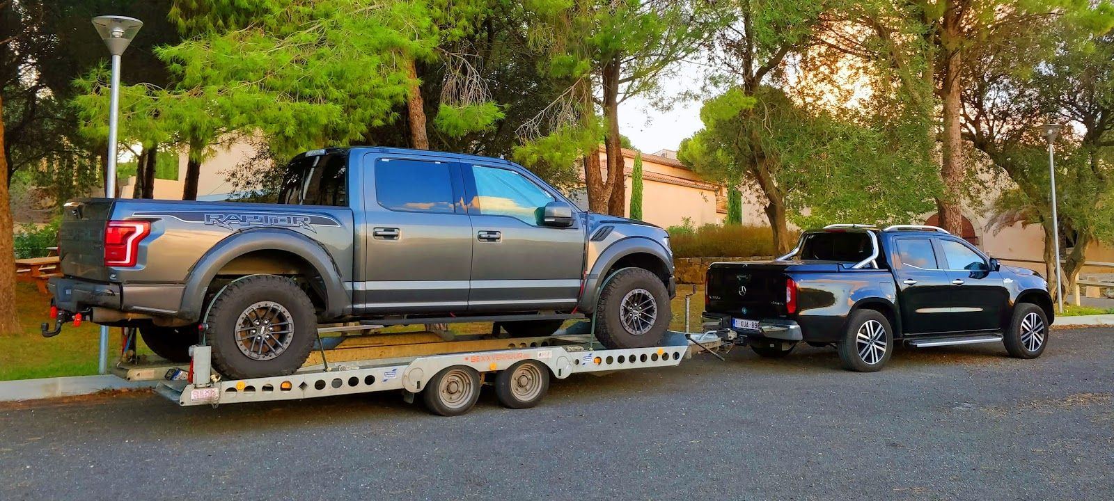 Voertuigtransport met een trailer van BEXX Verhuur